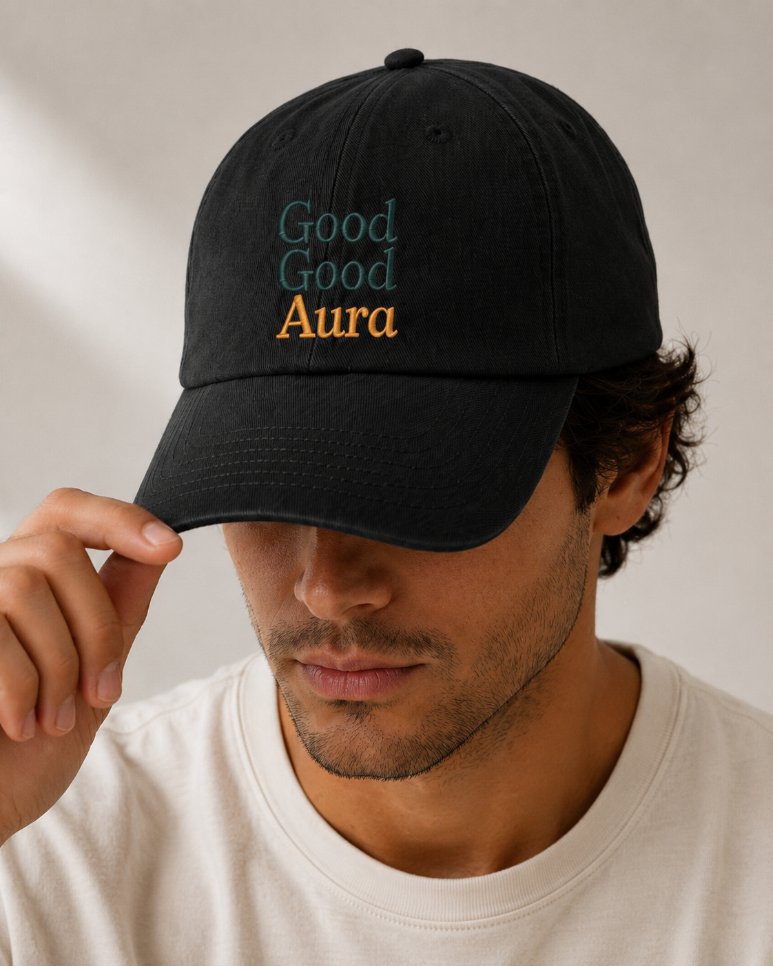 Modelo usando o Boné Good Good Aura preto